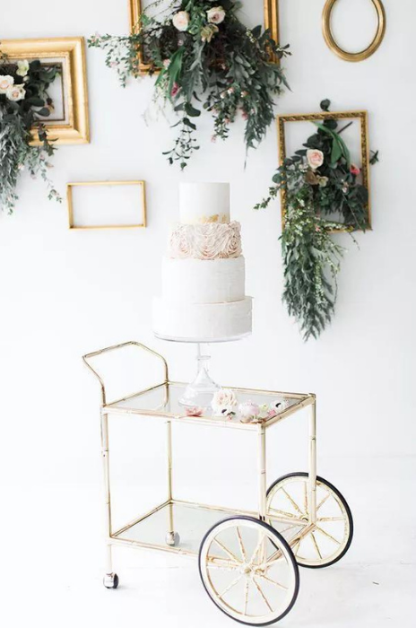 bolo em carrinho para decoração de casamento minimalista