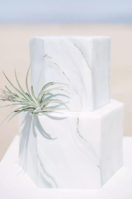 bolo com detalhes geométricos para casamento minimalista