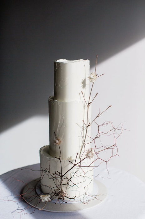 bolo de três andares com detalhes minimalista
