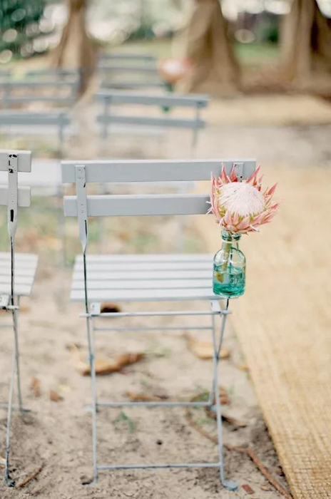 cadeira de madeira decorada com flor em casamento minimalista