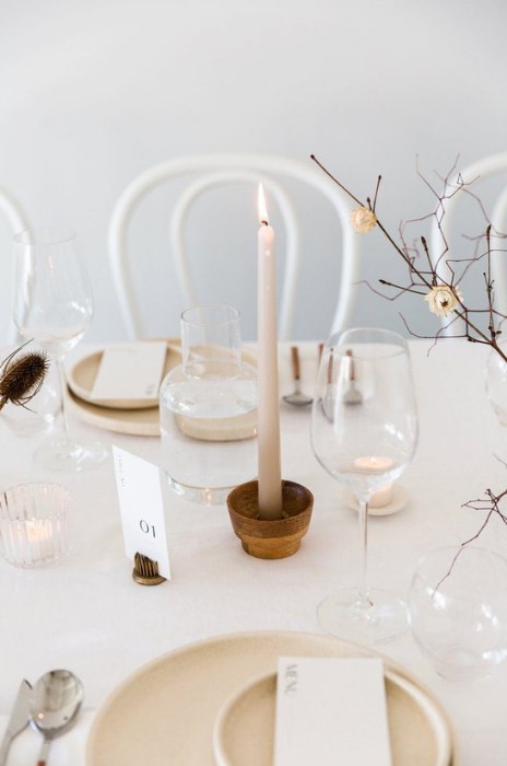 mesa com velas para decoração de casamento minimalista
