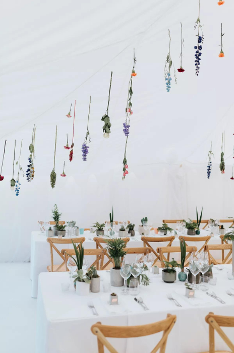 decoração de casamento minimalista para mesa de convidados