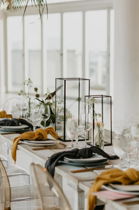 mesa decora para casamento minimalista com objetos geométricos