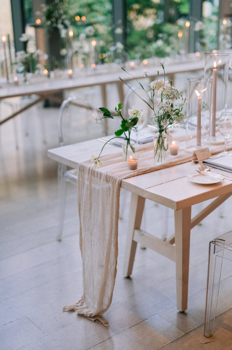 mesa com decoração com tecido ao centro em casamento minimalista