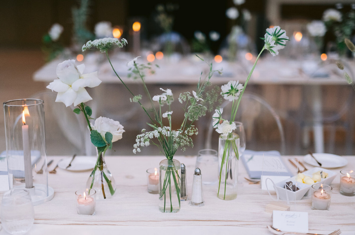 arranjos de mesas em garrafas de vidro para decoração de casamento minimalista