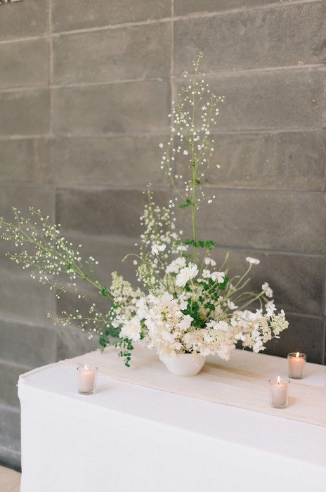 mesa com arranjo de flores brancas para casamento minimalista
