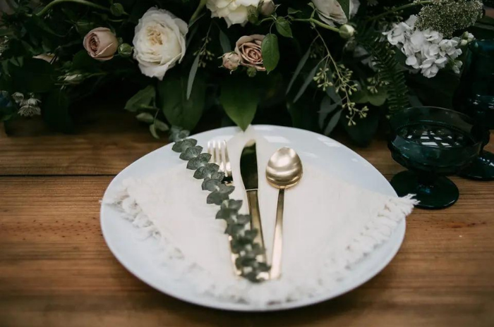 mesa posta com folhas para casamento minimalista