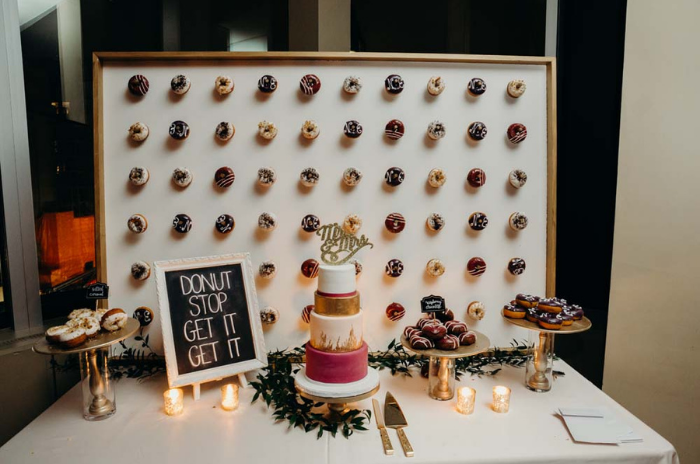 mesa do bolo de casamento diy com donuts