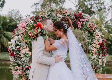 capa post: Noivo beijando testa da noiva