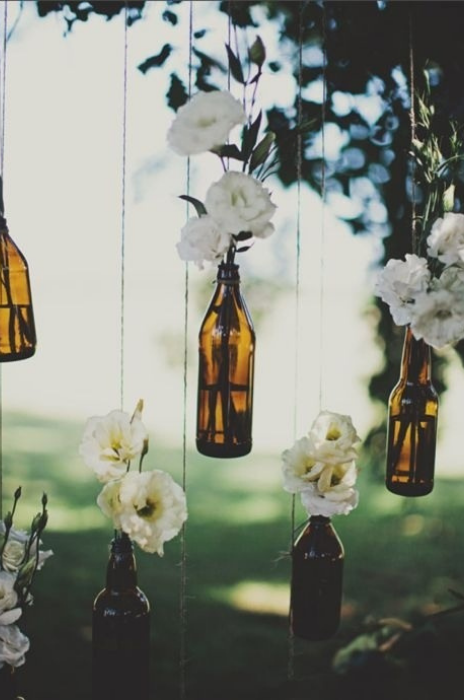 garrafas com flores penduradas para decorar
