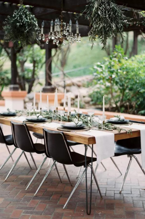 mesa ao ar livre decorada para casamento minimalista com folhas ao centro e velas