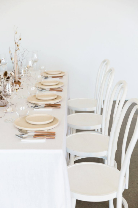 mesa comunitária no estilo clean para casamento minimalista