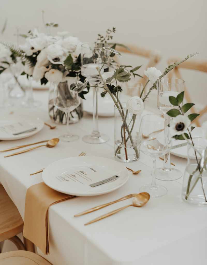 mesa com decoração para casamento minimalista