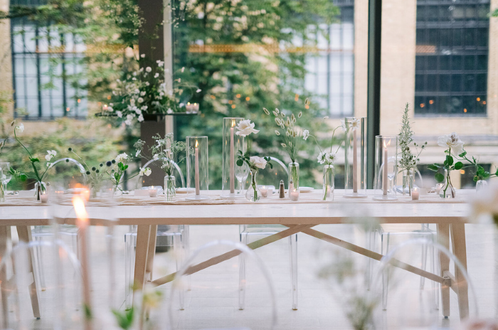 mesa decorada com vidros em casamento minimalista