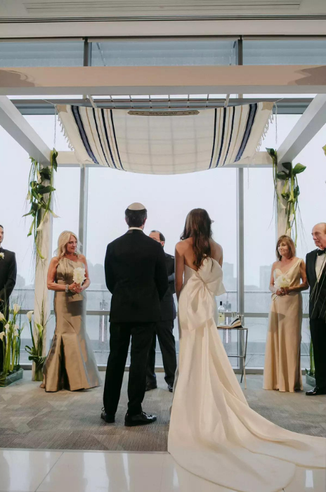 noivo e noiva no altar em casamento minimalista