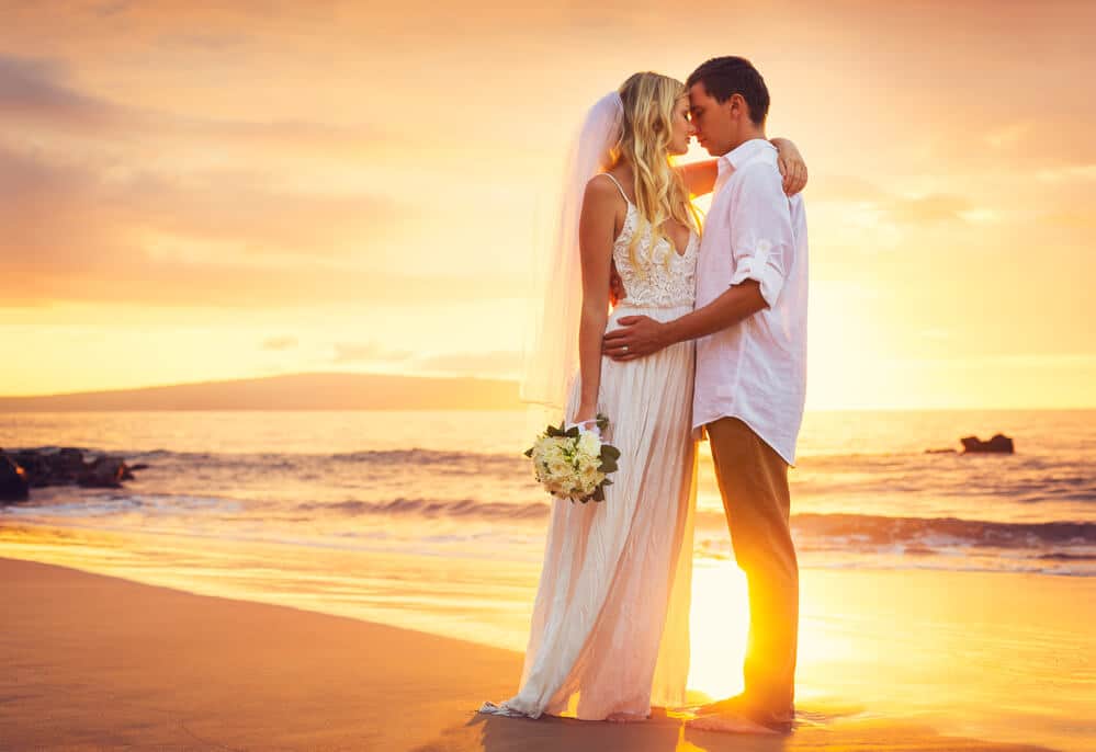 casamento na praia ao pôr do sol