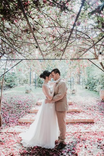 capa post: Noivos abraçados ao ar livre