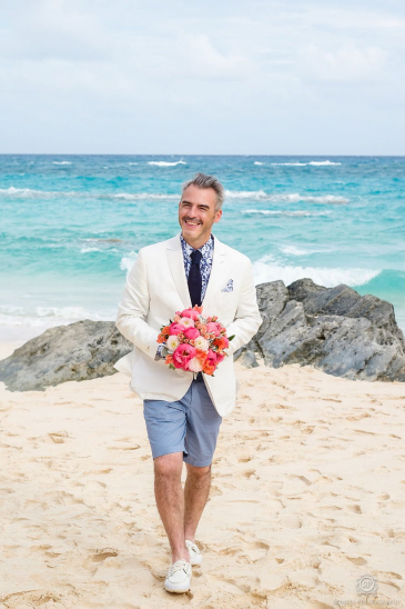 traje do noivo para casamento na praia ao por do sol