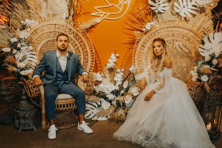 capa post: Noivos sentados em cadeiras do tipo pavão