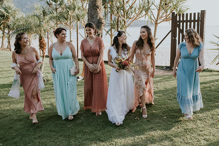 Noiva e madrinhas com vestidos coloridos