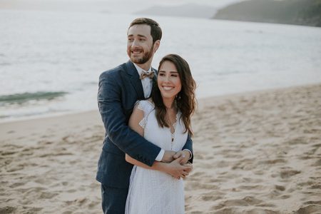 capa post: Noivos se abraçando na praia