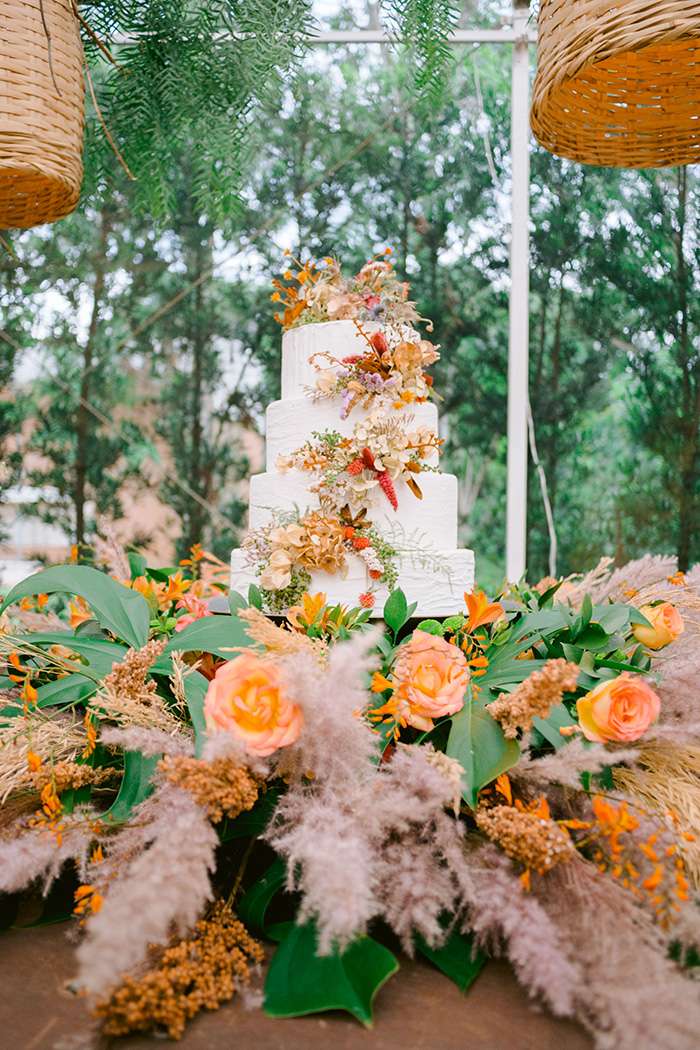 Bolo de casamento branco com flores