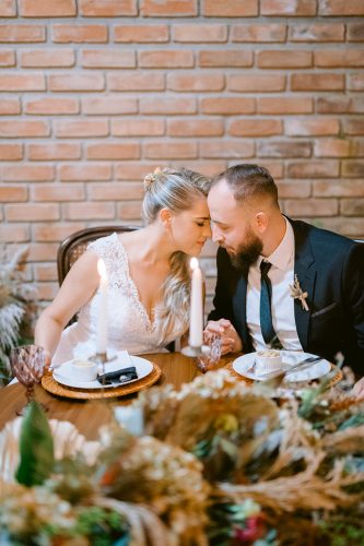 capa post: Noivos próximos na mesa