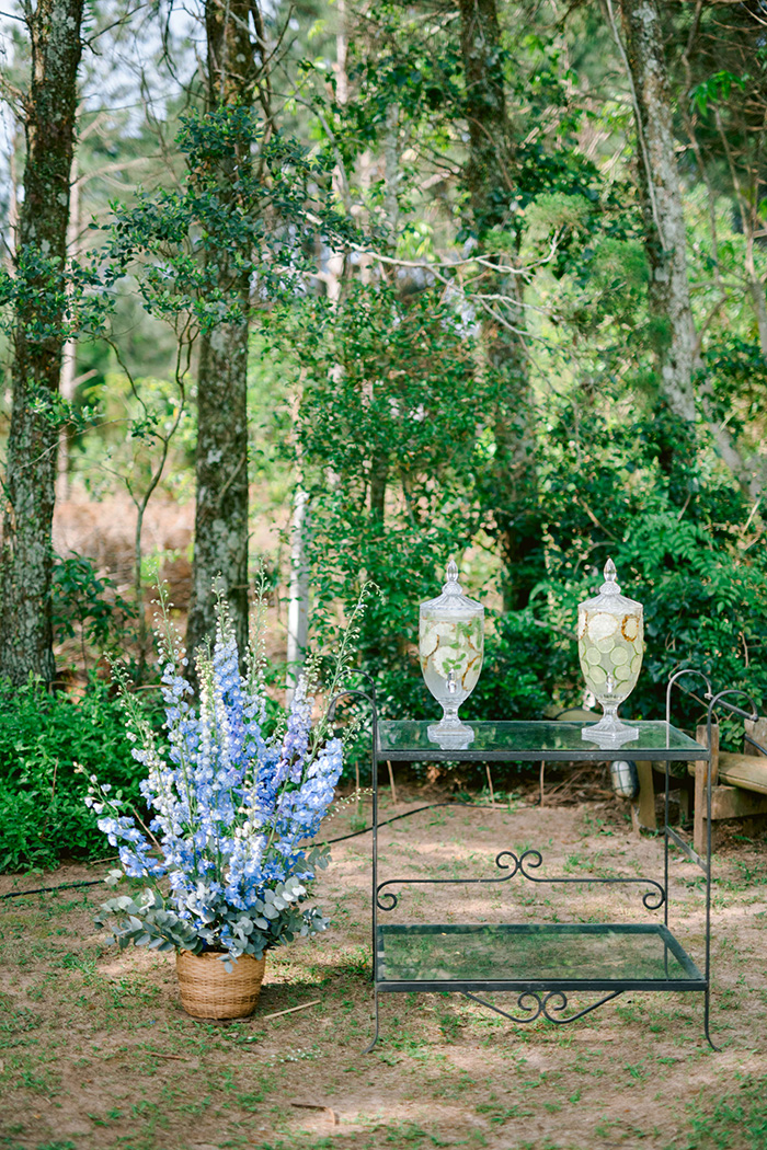 Mesa com jarros e flores azuis
