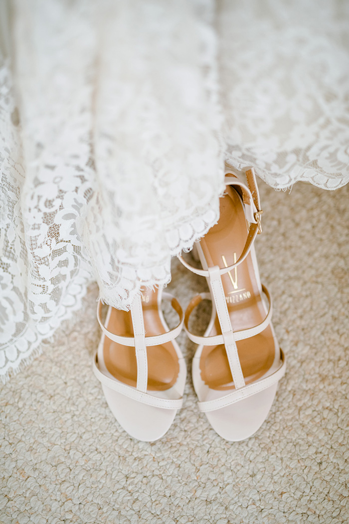 Barra do vestido de noiva e sandália