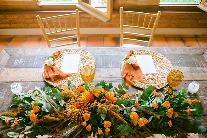 Centro de mesa com flores laranjas