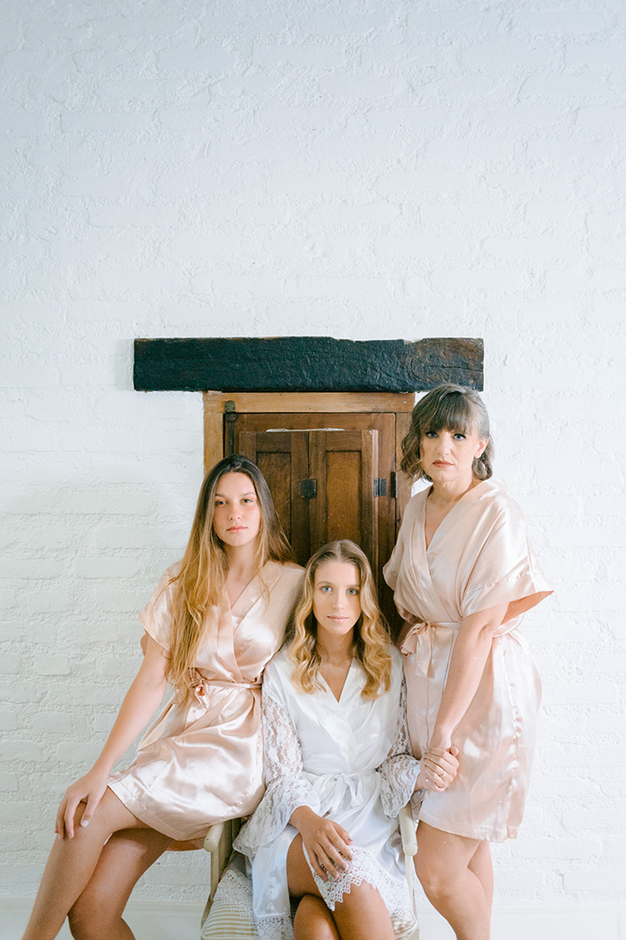 Noiva e duas mulheres de robe