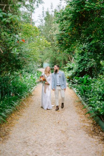 capa post: Noivos em trilha de terra