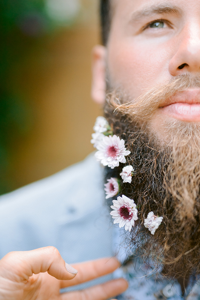 Noivo com flores brancas na barba