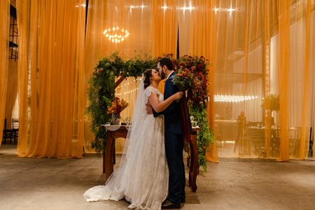 capa post: Noivos no altar florido