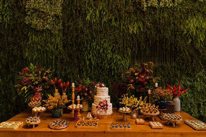 Mesa com doces e bolo de casamento