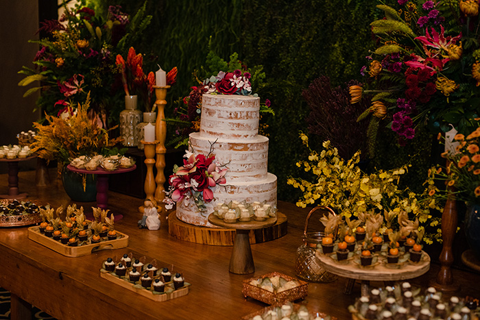 Mesa com doces e bolo de casamento