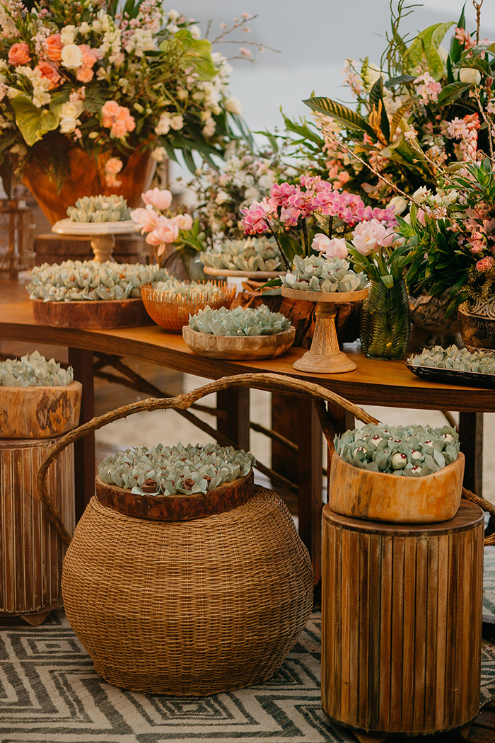 Mesa de madeira com doces e plantas
