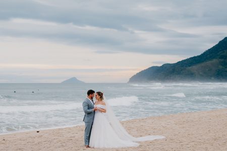 capa post: Noivos na praia