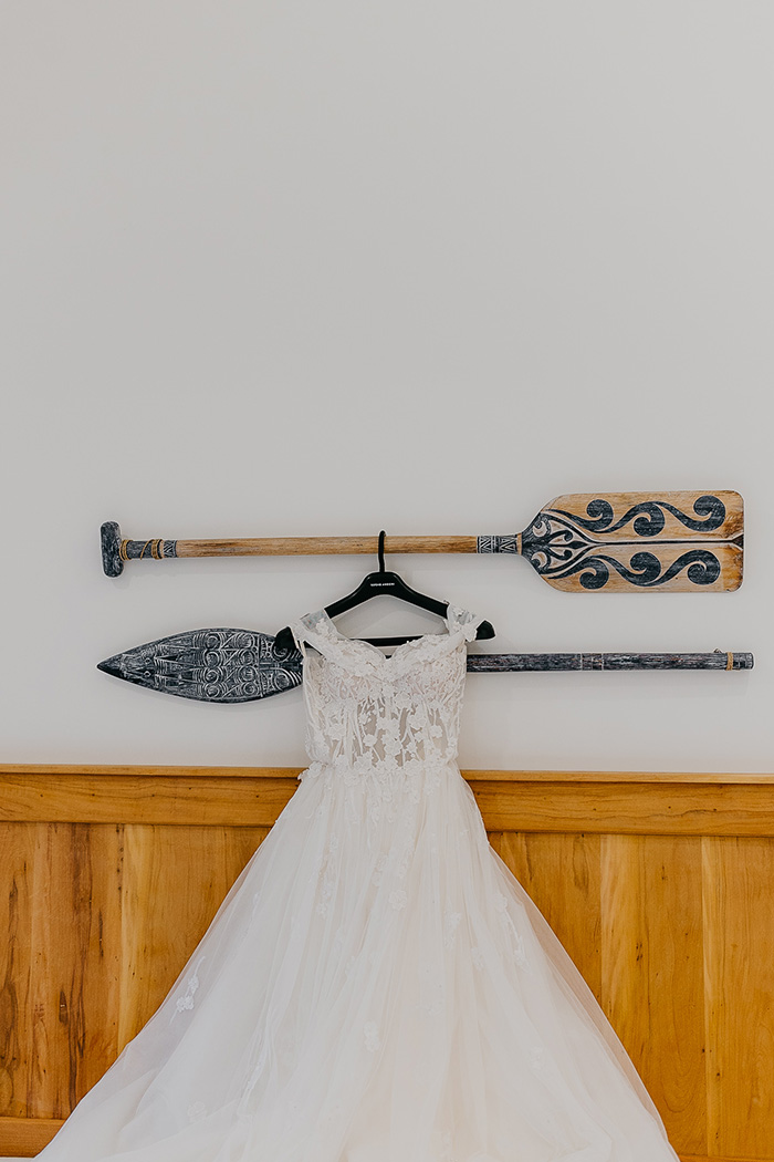 Vestido de noiva pendurado em remos na parede