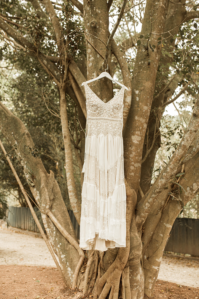 Vestido de noiva pendurado na árvore