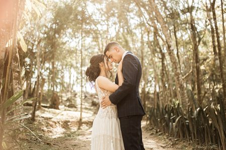 capa post: Noivos abraçados