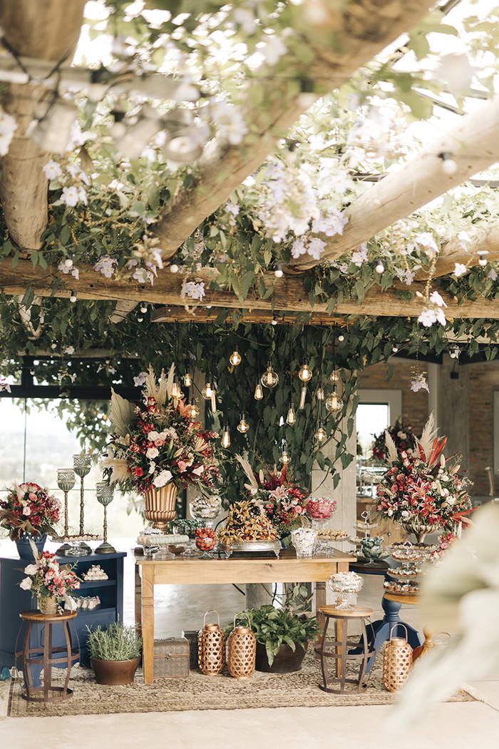 Mesa e plantas e decoração com flores no teto