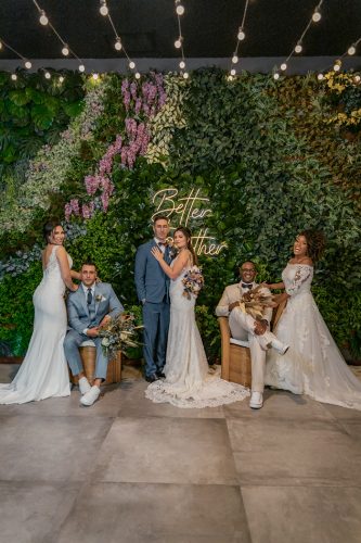 capa post: dois casais de noivos sentados e um de pé abraçado