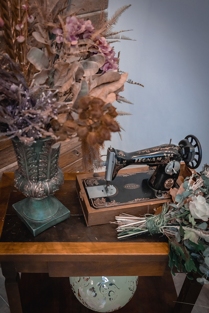 Mesa com flores e máquina de costura antiga