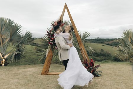 capa post: Noivos em altar boho geométrico