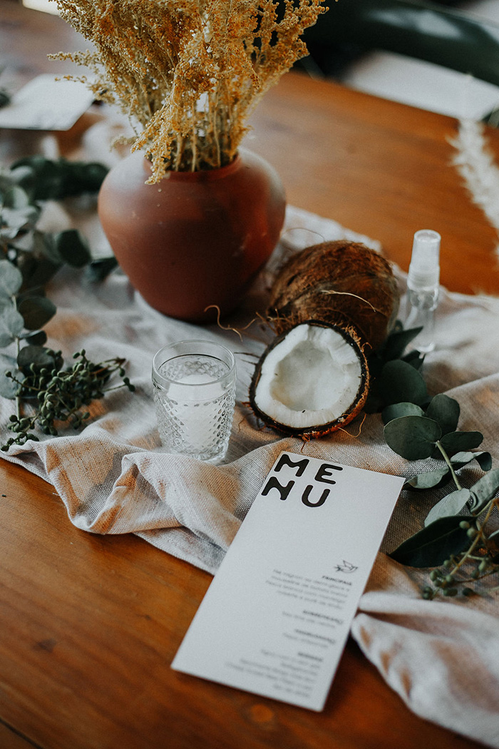 menu em papel e decorações sobre a mesa