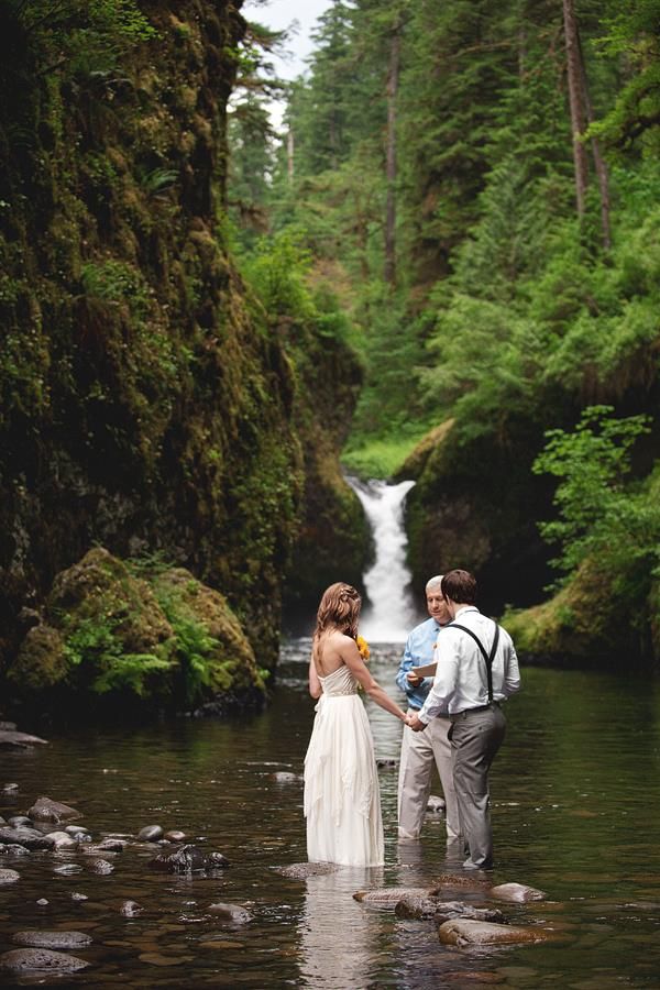 cerimônia a dois em casamento na cachoeira