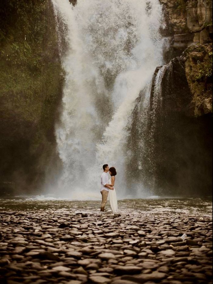  noivos em casamento na cachoeira