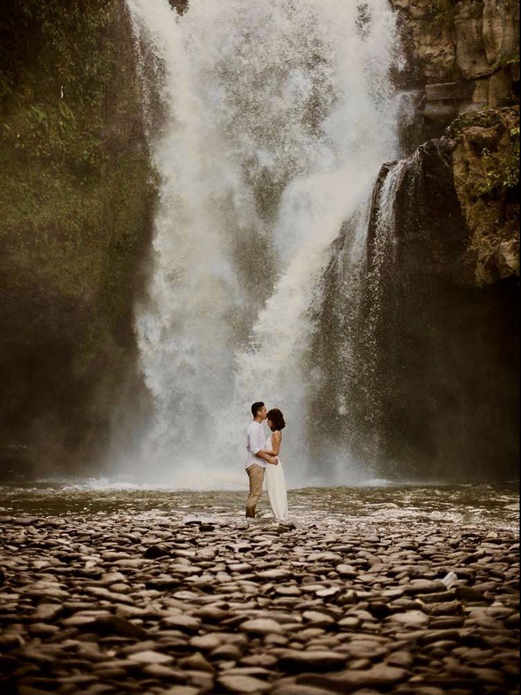 noivos em casamento na cachoeira