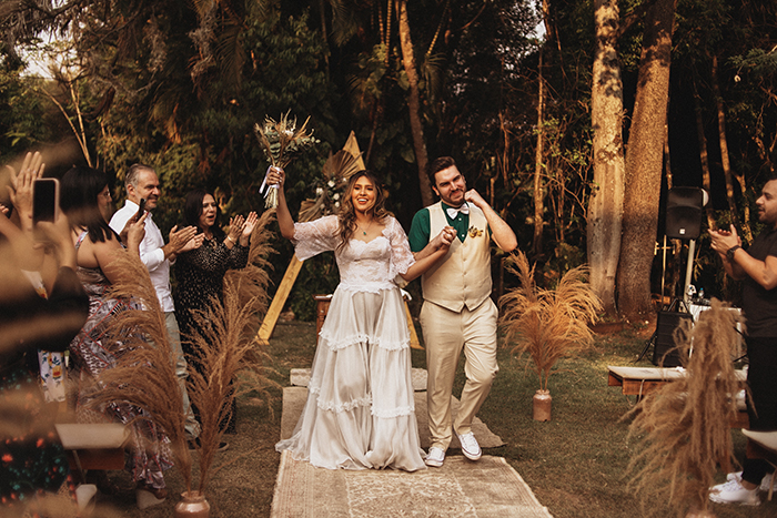 Casamento no campo com projetinhos DIY em tarde iluminada no interior de São Paulo – Vanessa & Gabriel